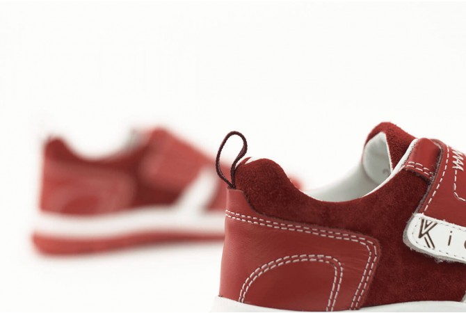 Детски спортни обувки в червена напа и велур